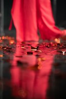 足元にちらばるオレンジ色のテープ。