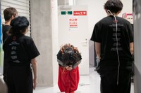 一緒にツアーを回ったバンドメンバーに最後の挨拶をする柏木ひなた。