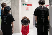 一緒にツアーを回ったバンドメンバーに最後の挨拶をする柏木ひなた。