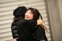 最後の挨拶を終えた途端涙が止まらなくなった柏木ひなた（右）を抱きしめる“こみねえ”小湊美和（左）。