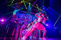 バンドを従えて歌う#ババババンビ。