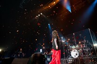 オレンジ色のテープが舞うステージ。