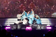 「fallin' flower」を披露するSEVENTEEN。(c)PLEDIS Entertainment