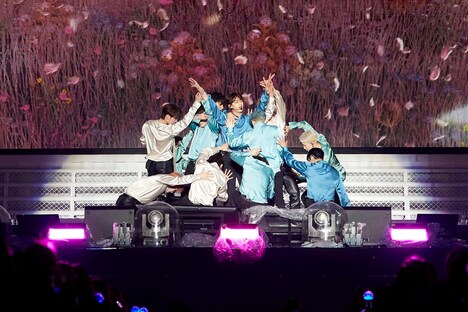 「fallin' flower」を披露するSEVENTEEN。(c)PLEDIS Entertainment