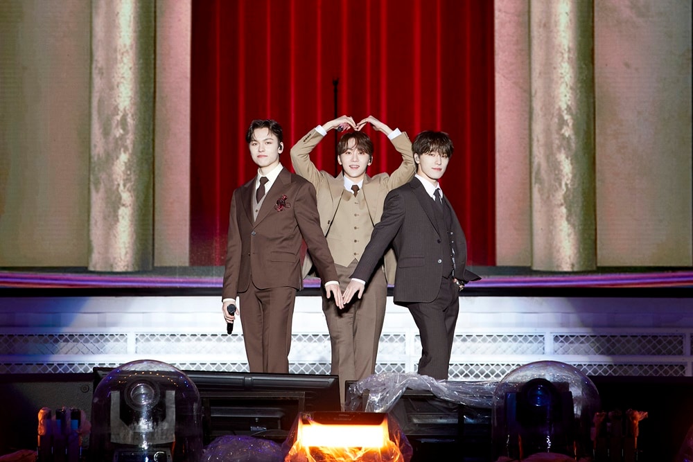 AH! LOVE」を披露するVERNON、SEUNGKWAN、DINO。(c)PLEDIS