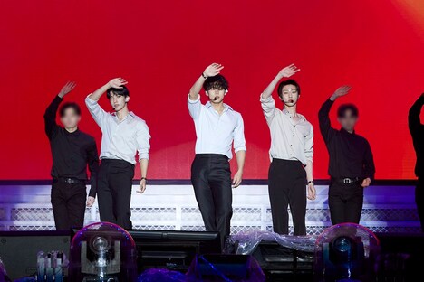 「Light a Flame」を披露するDK、MINGYU、THE 8。(c)PLEDIS Entertainment