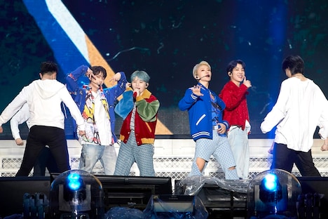 「HEY BUDDY」を披露するJUN、WOOZI、HOSHI、WONWOO。(c)PLEDIS Entertainment