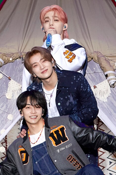 「Do Re Mi」を披露するS.COUPS、JOSHUA、JEONGHAN。(c)PLEDIS Entertainment