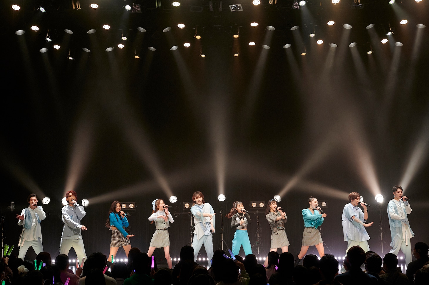 「ONE LOVE ONE HEART Debut Presentation "prologue"」の様子。
