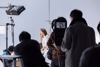 「インタビュー」編メイキング映像より。