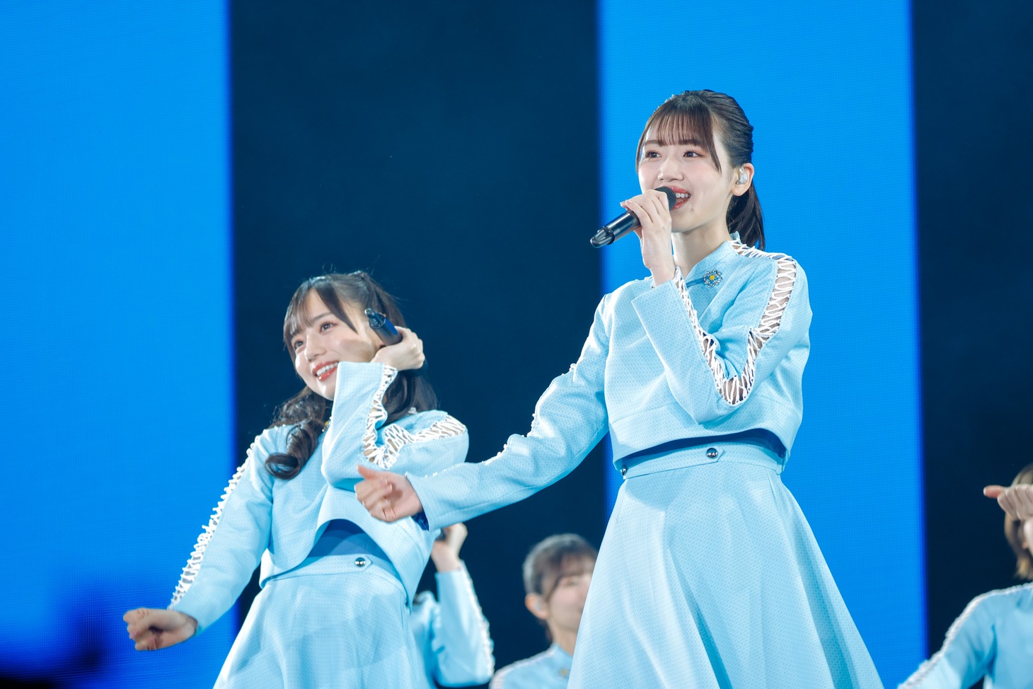 左から齊藤京子、佐々木美玲。（撮影：上山陽介）