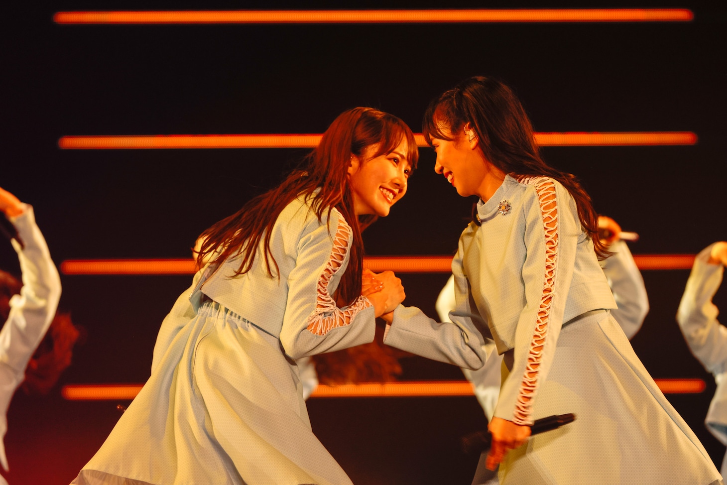 握手する加藤史帆（左）と齊藤京子（右）。（撮影：上山陽介）