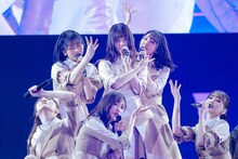 新曲「僕なんか」を歌う日向坂46。（撮影：上山陽介）