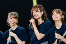 左から高本彩花、佐々木久美、影山優佳。（撮影：上山陽介）