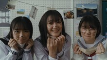 STU48のドラマミュージックビデオ「光は君に、あの日々に。」より。