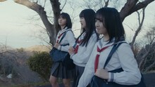 STU48のドラマミュージックビデオ「光は君に、あの日々に。」より。