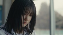 STU48のドラマミュージックビデオ「光は君に、あの日々に。」より。