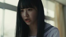 STU48のドラマミュージックビデオ「光は君に、あの日々に。」より。