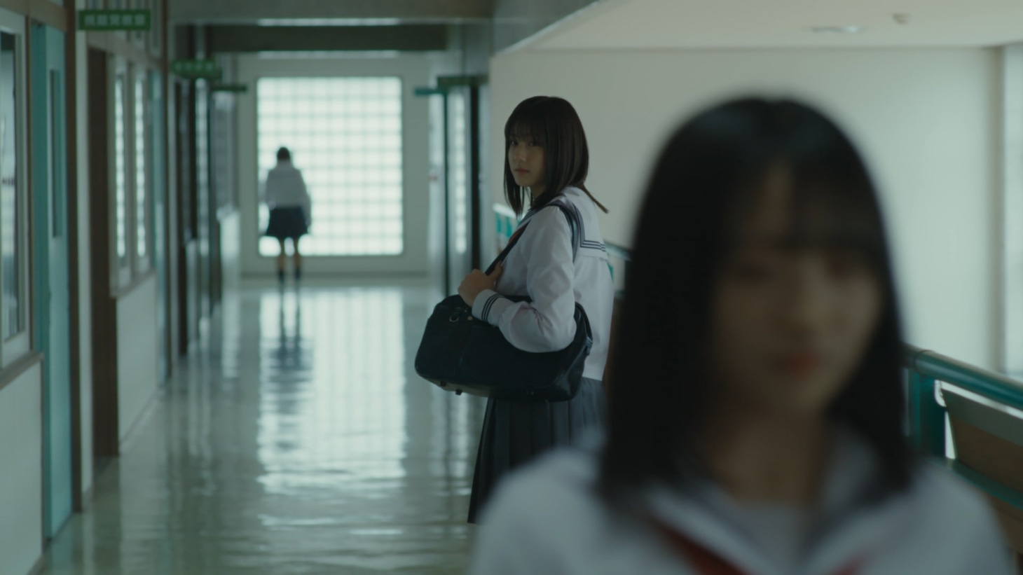 STU48のドラマミュージックビデオ「光は君に、あの日々に。」より。