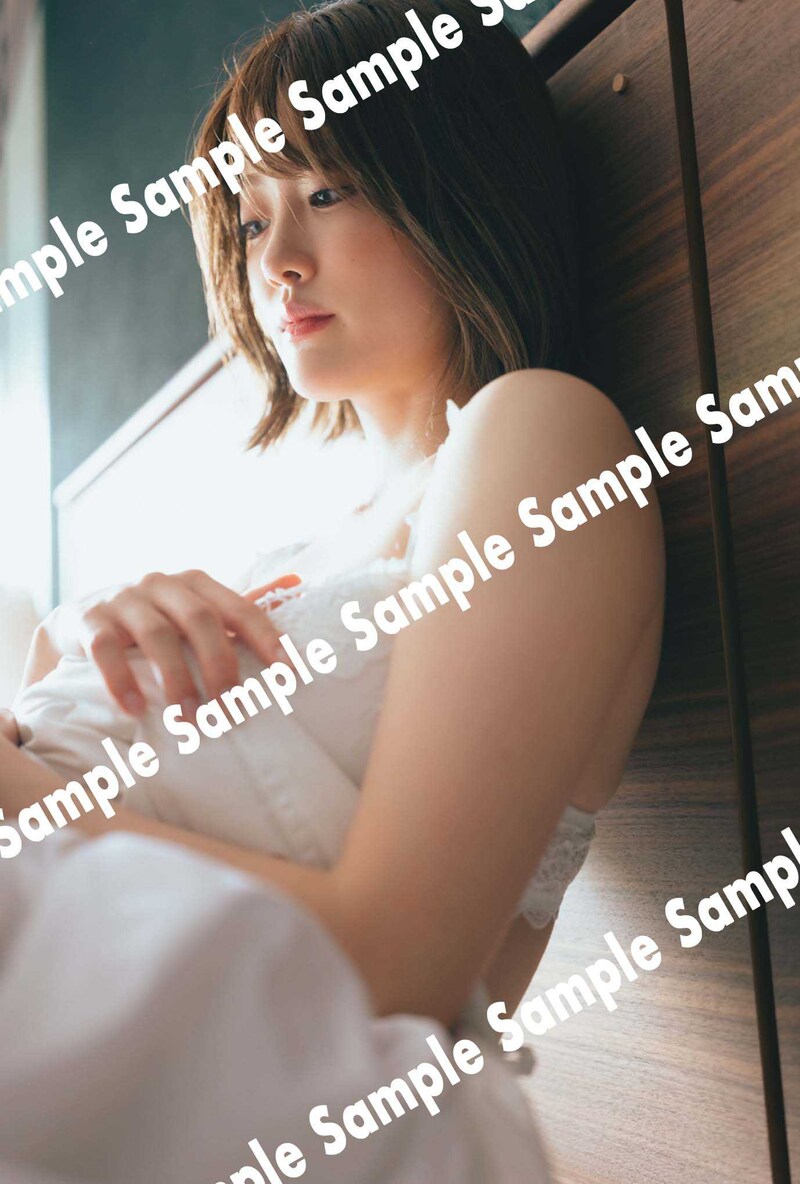 乃木坂46 樋口日奈 1st写真集「恋人のように」SHIBUYA TSUTAYAパネル展特典ポストカードサンプル画像（撮影：前康輔）