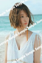 乃木坂46 樋口日奈 1st写真集「恋人のように」SHIBUYA TSUTAYAパネル展特典ポストカードサンプル画像（撮影：前康輔）