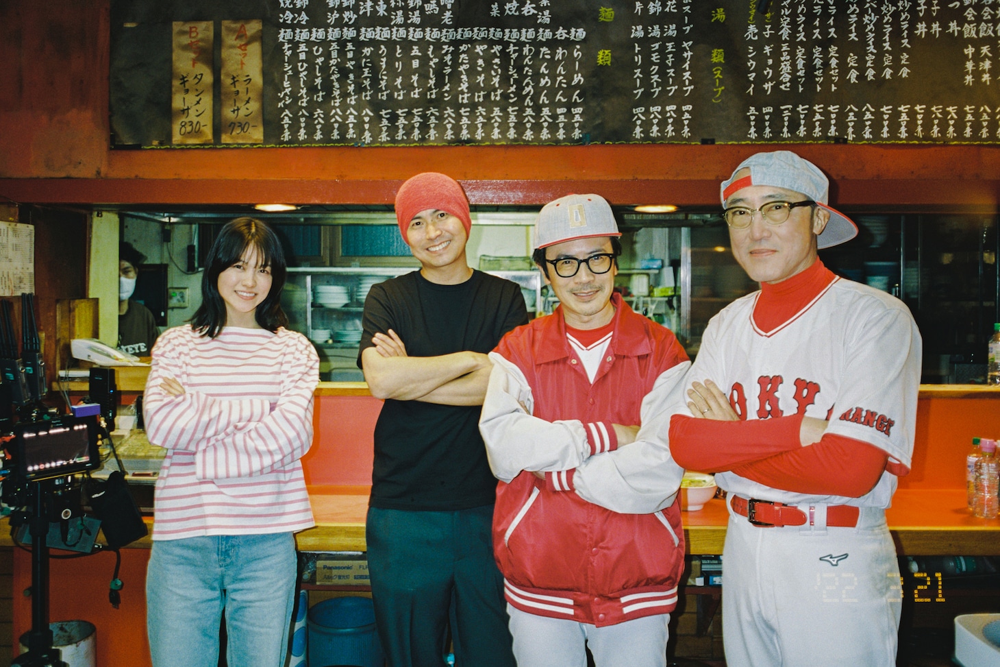 左から志田彩良、くるり、佐野史郎。（撮影：濱田英明）