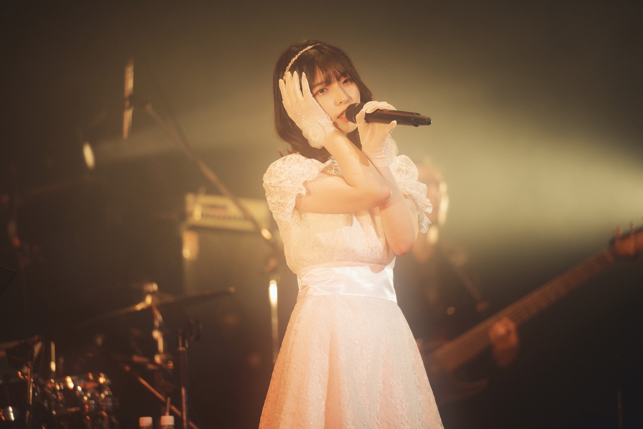 「皆さんに会いたくて帰ってきました」矢川葵、白ドレス姿で再びステージに立つ