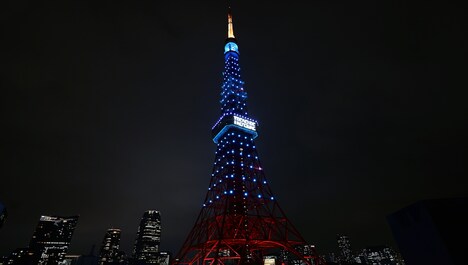 本日の配信内で点灯が行われた、「TREASURE "JIKJIN" GO STRAIGHT ライトアップキャンペーン」で水色に染まる東京タワー。