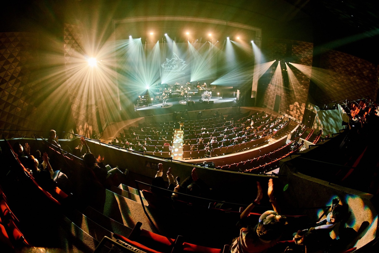 「音楽と行こう by au 5G LIVE MAN WITH A MISSION」の様子。