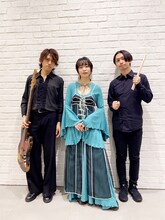 ヒグチアイ（中央）。