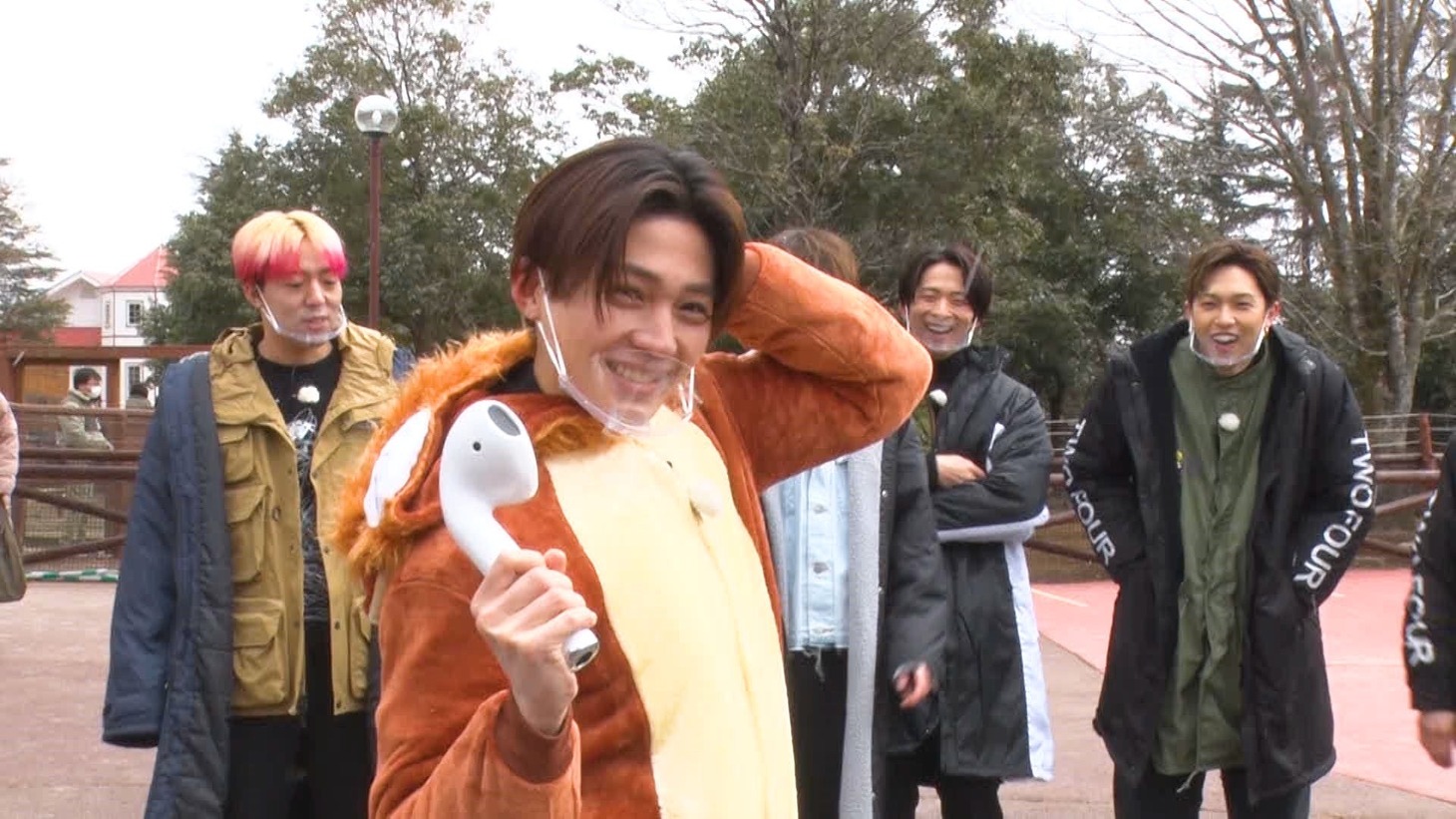 ライオンのコスプレをした八木勇征（中央）。