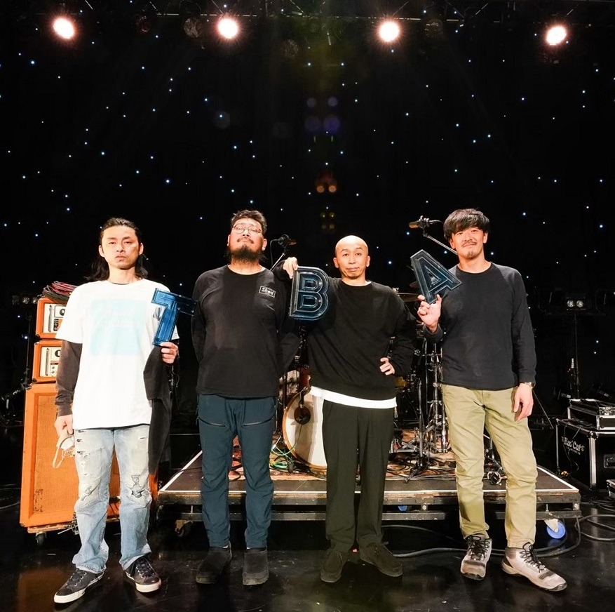 the band apart。右端が荒井岳史（Vo, G）。