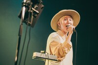 山田義孝（Vo）（撮影：松本いづみ）