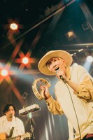 山田義孝（Vo）（撮影：松本いづみ）