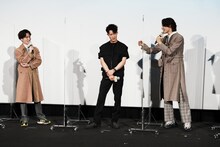 ラウールの発言を怪しむ岩本照（中央）。