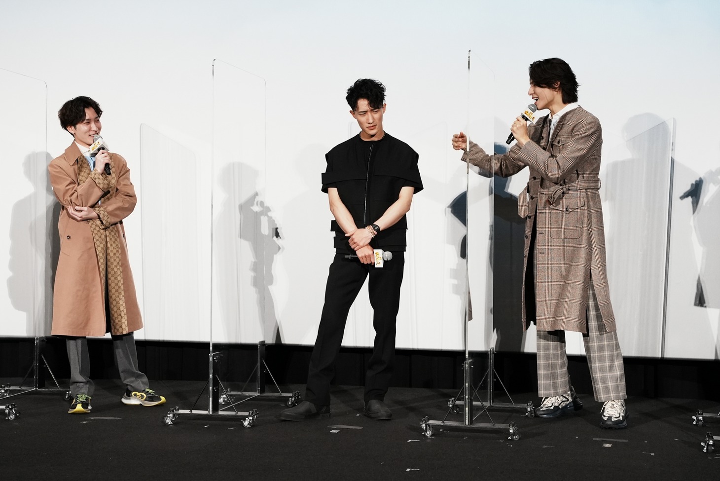 人気画像8位は「Snow Man『おそ松さん』主演男優賞は誰？いじける岩本照を8人がべた褒め」より、ラウールの発言を怪しむ岩本照（中央）。