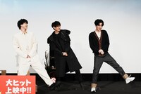 最後まで残って踊る佐久間大介、向井康二、深澤辰哉。