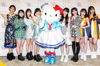 ライブ終了後の囲み取材の様子。写真左から岸本ゆめの（つばきファクトリー）、平山遊季（アンジュルム）、稲場愛香（Juice=Juice）、江端妃咲(Juice=Juice)、ハローキティ、米村姫良々（OCHA NORMA）、山崎夢羽（BEYOOOOONDS）、森戸知沙希（モーニング娘。’22）、譜久村聖（モーニング娘。’22）。（c）'21、'22 SANRIO 著作(株)サンリオ