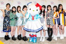 ライブ終了後の囲み取材の様子。写真左から岸本ゆめの（つばきファクトリー）、平山遊季（アンジュルム）、稲場愛香（Juice=Juice）、江端妃咲(Juice=Juice)、ハローキティ、米村姫良々（OCHA NORMA）、山崎夢羽（BEYOOOOONDS）、森戸知沙希（モーニング娘。’22）、譜久村聖（モーニング娘。’22）。（c）'21、'22 SANRIO 著作(株)サンリオ