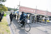 観客に呼びかけるKOUHEI（04 Limited Sazabys / Dr, Cho）