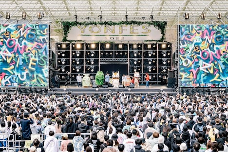 「YON FES 2022」1日目公演の前説の様子。