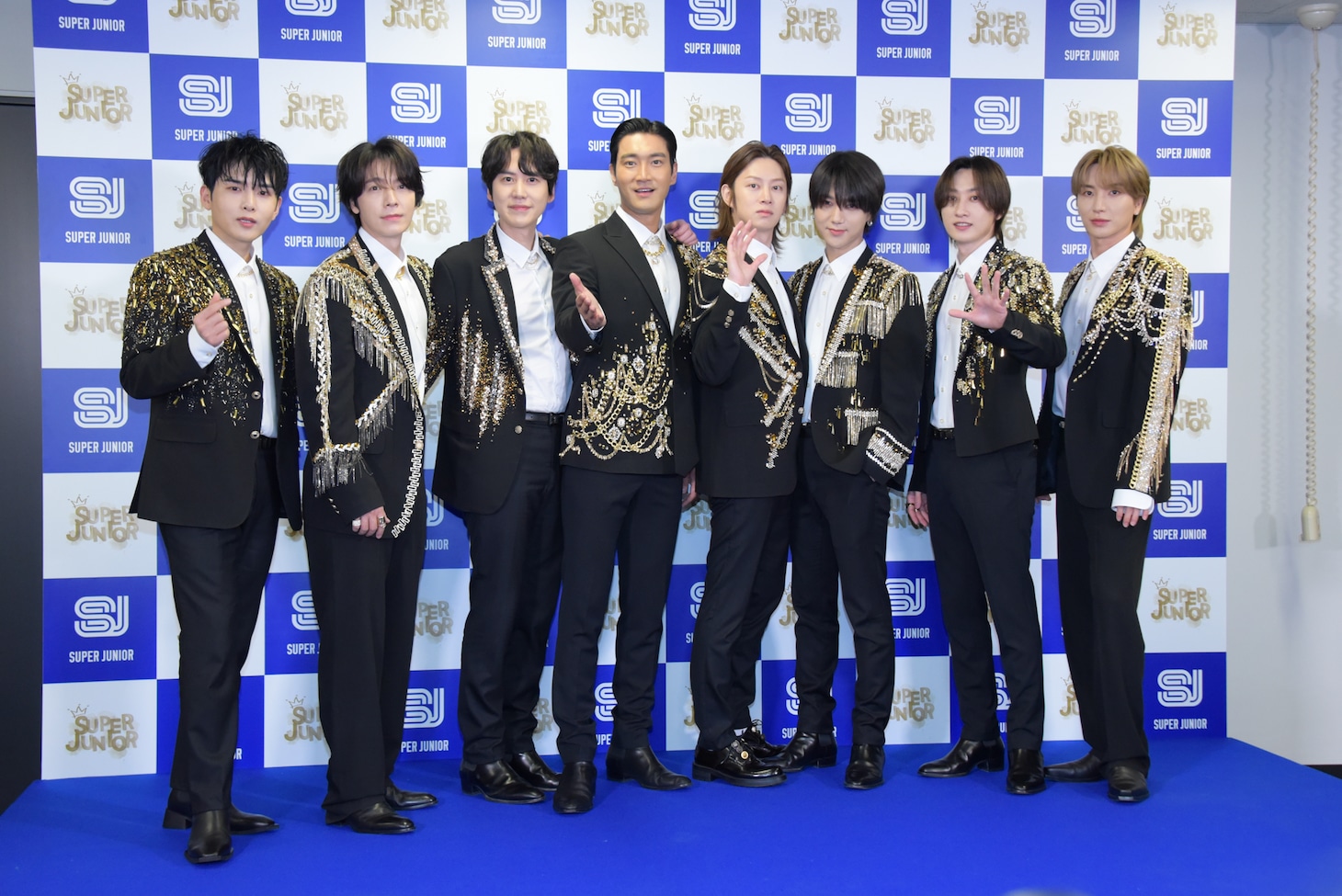 人気画像4位は「SUPER JUNIORが2年ぶりに来日、思わず感涙したウニョク『5万ウォン払わないといけません』」より、SUPER JUNIOR。