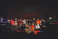 「第一回 激闘！ラップ甲子園」の決勝大会出場者、審査員、司会による記念写真。