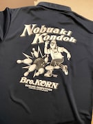 ブラザー・コーンのオリジナルデザインのポロシャツ。