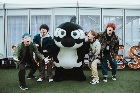 04 Limited SazabysとJリーグ・名古屋グランパスのマスコットキャラクターのグランパスくん。