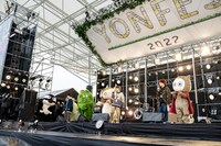 「YON FES 2022」2日目公演の前説の様子。