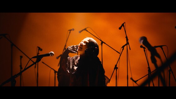 Superfly「Voice」MVのワンシーン。