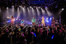 ゆるめるモ！「DANCE PUNK MONSTERS TOUR」LIQUIDROOM公演の様子。（撮影：曽我美芽）