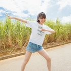 乃木坂46賀喜遥香ソロ写真集から先行カット公開、さとうきび畑で「カッキーン!」