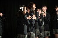 突然涙を流す由良ゆら（中央）。